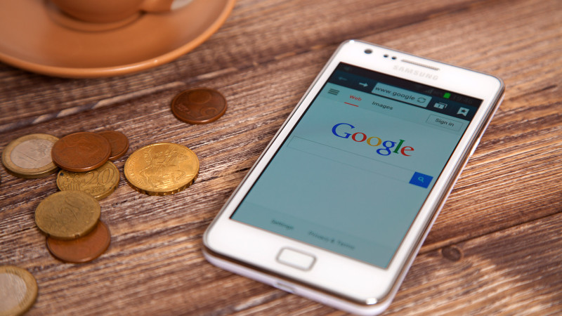 Google продолжил тестирование иконки «Рекомендуется для смартфона» в поисковой выдаче